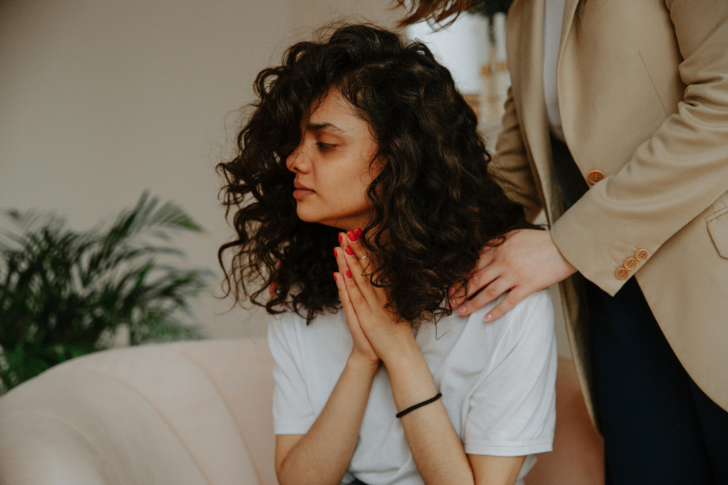 mujer cuidando a la salud mental, importancia de la salud mental, comprar asesoría,importancia del bienestar emocional,valor del equilibrio mental